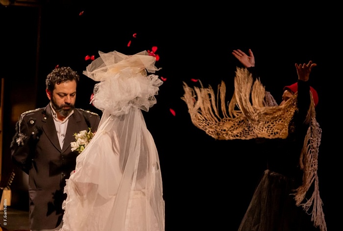 Сцена из спектакля «Кроткая». Правообладатель: Teatro da Cidade (Сан-Жозе-дус-Кампус, Бразилия) совместно с Университетом Валье (Колумбия).