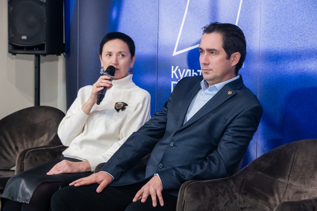 Марина Нериновская рассказала о работах Емельянова. Фото: Ирина Иванова. Правообладатель: Институт культурных программ. Евгений Емельянов 2025 Ирина Иванова-0148.jpg