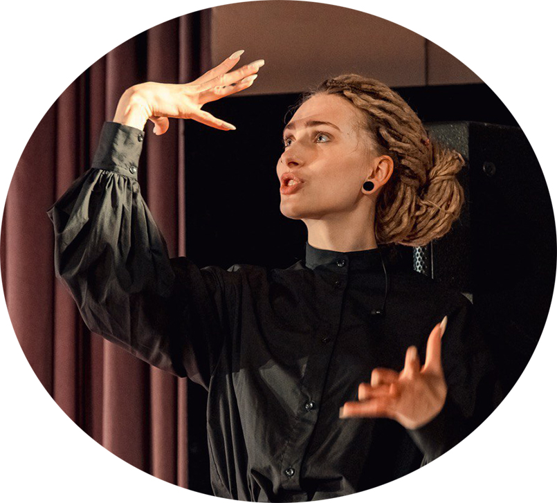 Екатерина Кононенко, переводчик русского жестового языка. Правообладатель визуальных материалов в статье: проект ТЕАТРБЕЗГРАНИЦ.