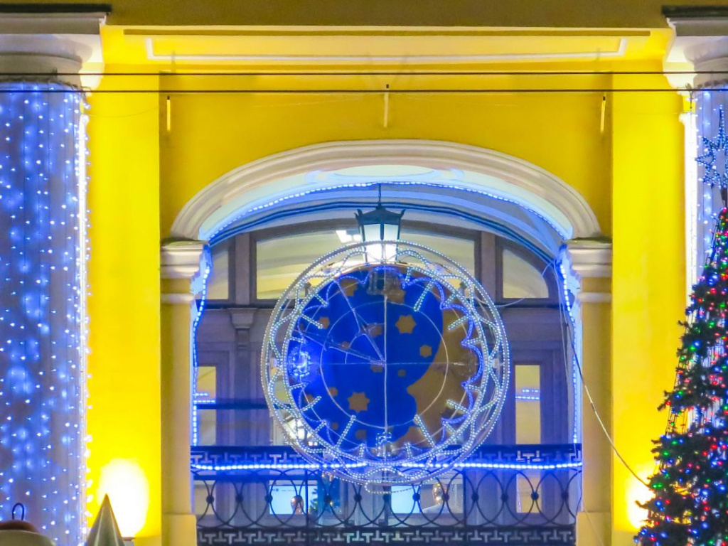Новогодние часы на фасаде Гостиного двора. Фото: Ирина Иванова