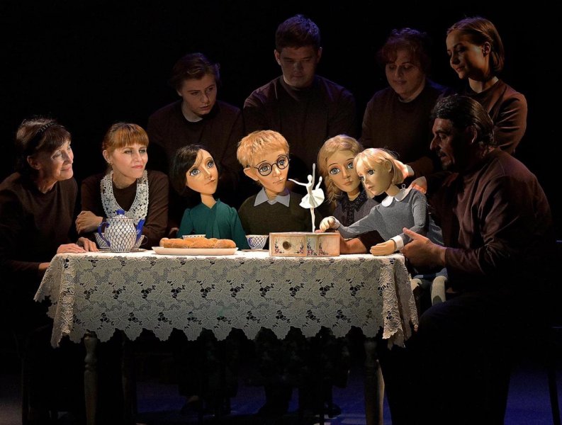 Сцена из спектакля «Дневник Ленинградской школьницы». Фото: teatr-skazka22.ru. Правообладатель: Алтайский государственный театр кукол «Сказка». Кукart_Барнаул 2.jpg