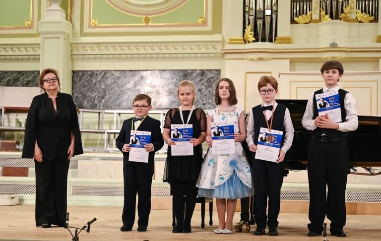 Детский композиторско-исполнительский конкурс имени Андрея Петрова «Бывает всё на свете хорошо». Ольга Петрова и лауреаты конкурса. Фото предоставлено пресс-службой Фонда композитора Андрея Петрова. Правообладатель: Фонд композитора Андрея Петрова.
