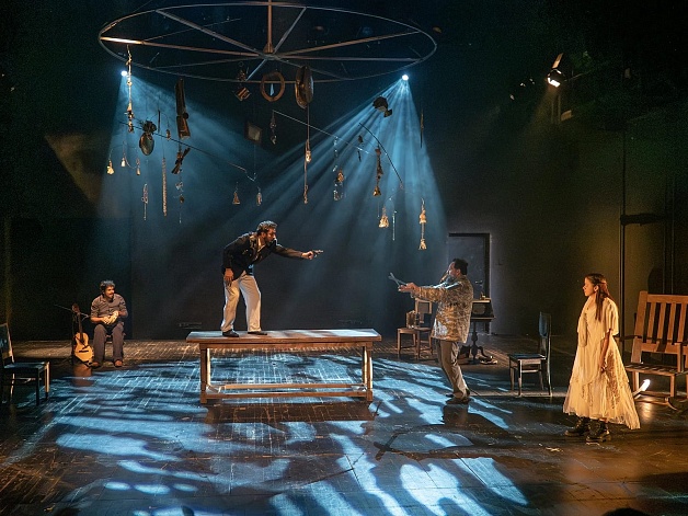 Сцена из спектакля «Кроткая». Правообладатель: Teatro da Cidade (Сан-Жозе-дус-Кампус, Бразилия) совместно с Университетом Валье (Колумбия).