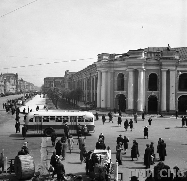 Невский проспект возле Гостиного двора во время реконструкции 1951 г. Уширение тротуаров. Правообладатель: Государственный музей истории Санкт-Петербурга.