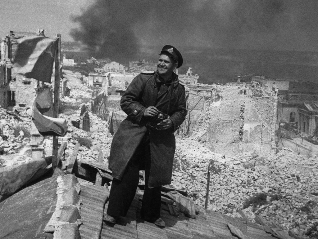 Евгений Халдей в Севастополе. Правообладатель: csdfmuseum.ru. халдей в севастополе.jpg