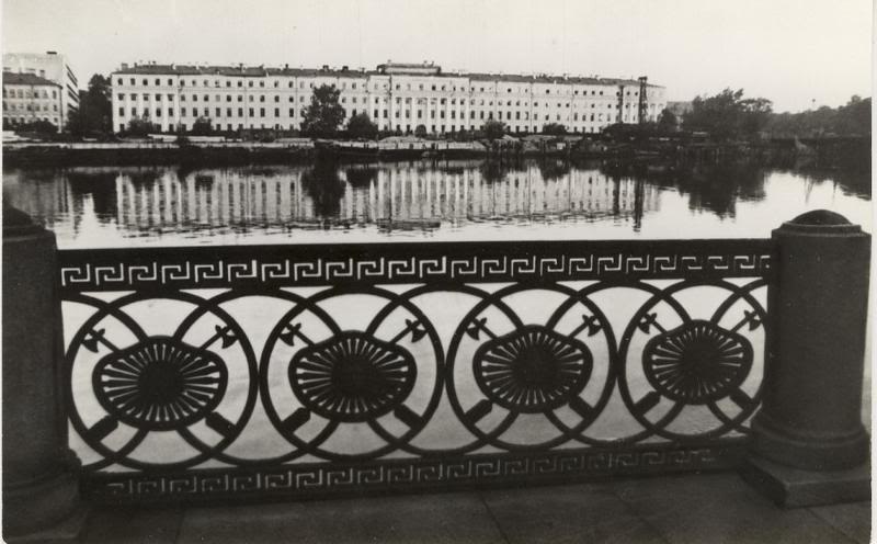 Бывшие казармы Гренадерского полка. Набор открыток «Город мой… Блоковские места в Ленинграде», 1980. Правообладатель: pastvu.com. Бывшие казармы Гренадерского полка. Набор открыток «Город мой… Блоковские места в Ленинграде», 1980. Правообладатель: pastvu.com.