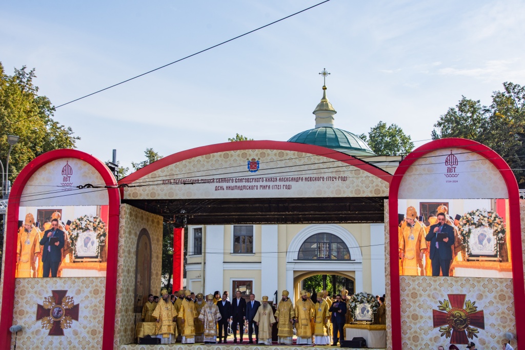 Концерт на площади Александра Невского. Фото: Ирина Иванова. Правообладатель: Институт культурных программ. Крестный ход 2024. Фото - Ирина Иванова-0743.jpg