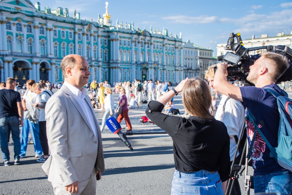 Председатель оргкомитета фестиваля «Хороводы России», основатель фестиваля «Книжные маяки России» Денис Котов дал интервью представителям СМИ. Фото: Ирина Иванова. 