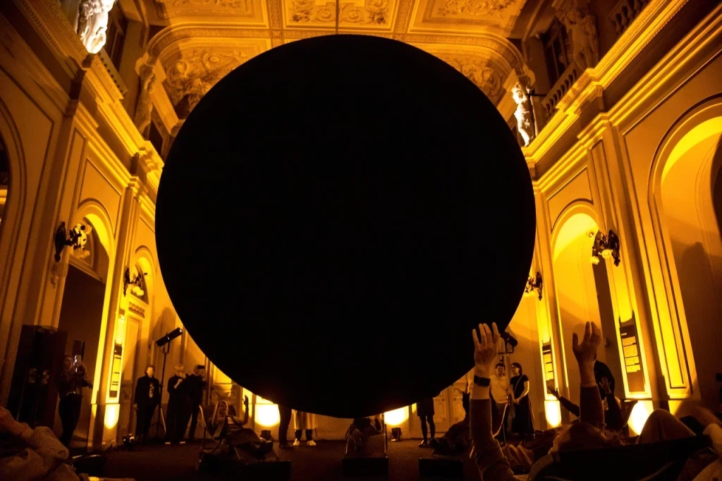 В центре инсталляции «8.12» — огромная, зависшая в воздухе Сфера, выполненная из специальных светонепроницаемых материалов. В центре инсталляции «8.12» — огромная, зависшая в воздухе Сфера, выполненная из специальных светонепроницаемых материалов.