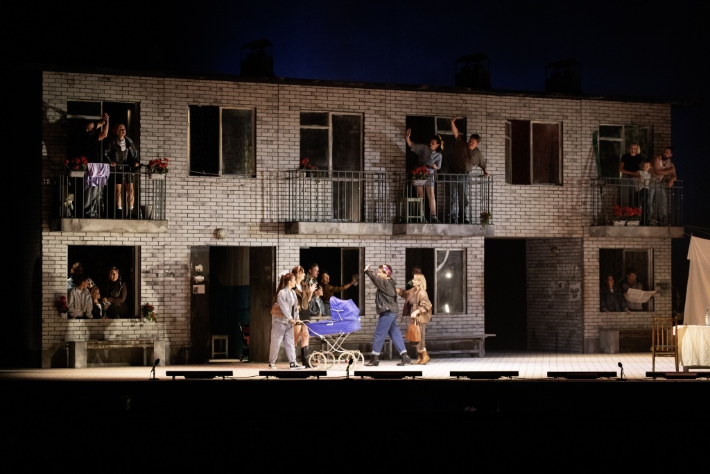 Постановщик перенес действие в тесный, но насыщенный мир «хрущёвки» конца 1980-х — начала 90-х.