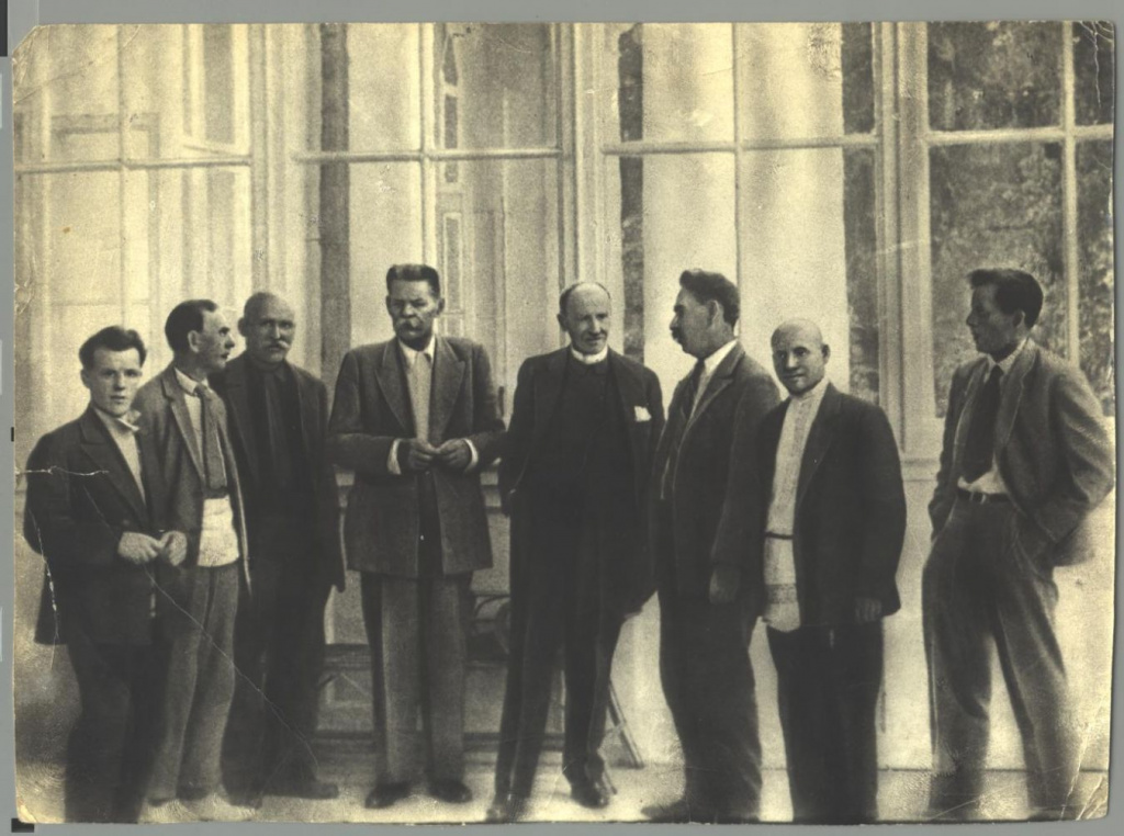 Горький (четвертый слева) в окружении художников Палеха / muzei-paleh.ru