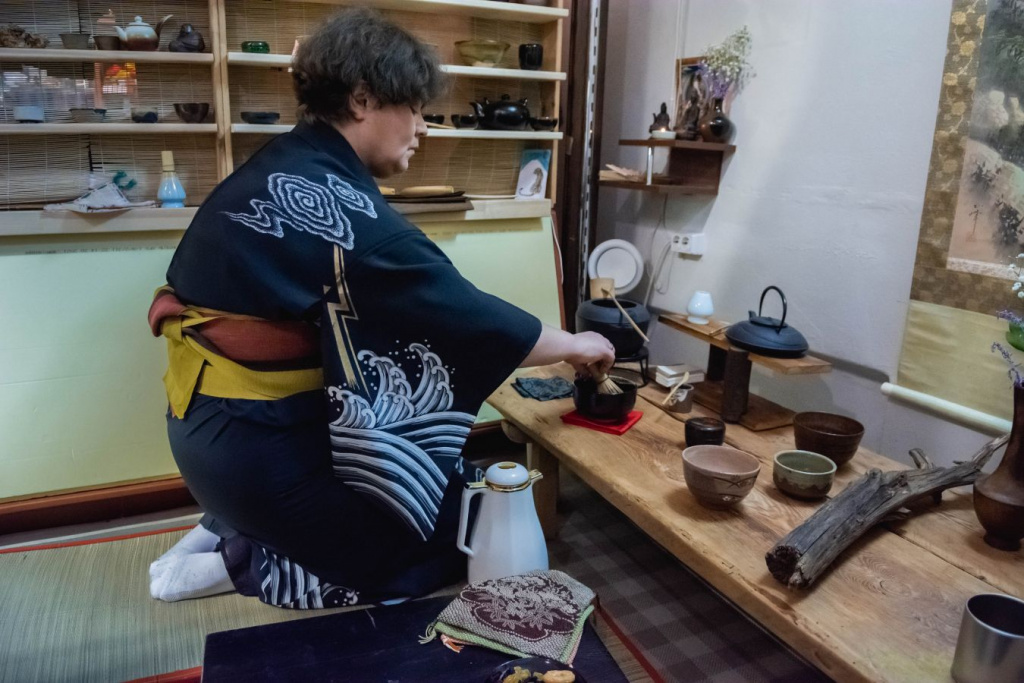 Главное, что должен сделать чайный мастер, это создать особую атмосферу во время церемонии. Фото: Ирина Иванова.