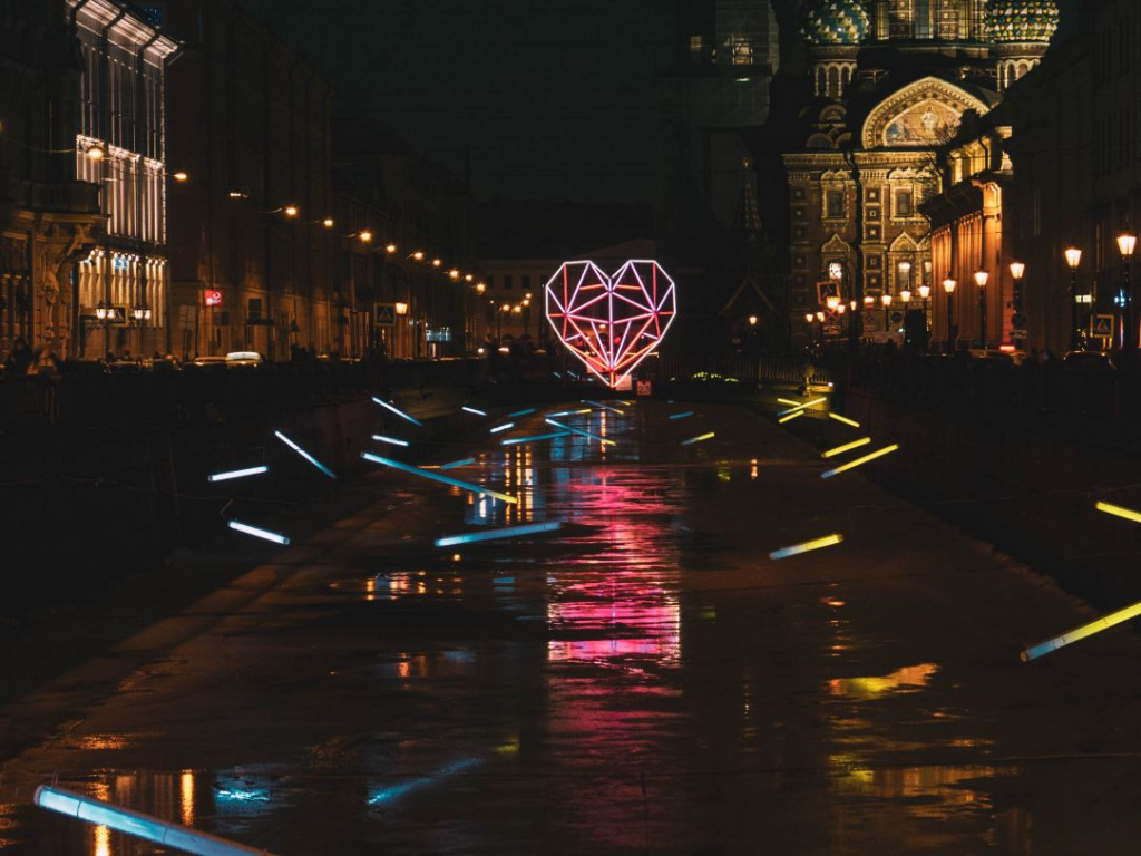 Световое сердце находится на Итальянском мосту. Фото: Ирина Иванова