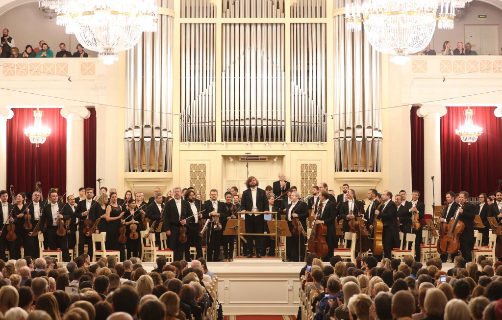 Заслуженный коллектив России исполнит по такому случаю его музыку: Праздничную увертюру, сюиту из балета «Болт» и пять антрактов из оперы «Катерина Измайлова». 