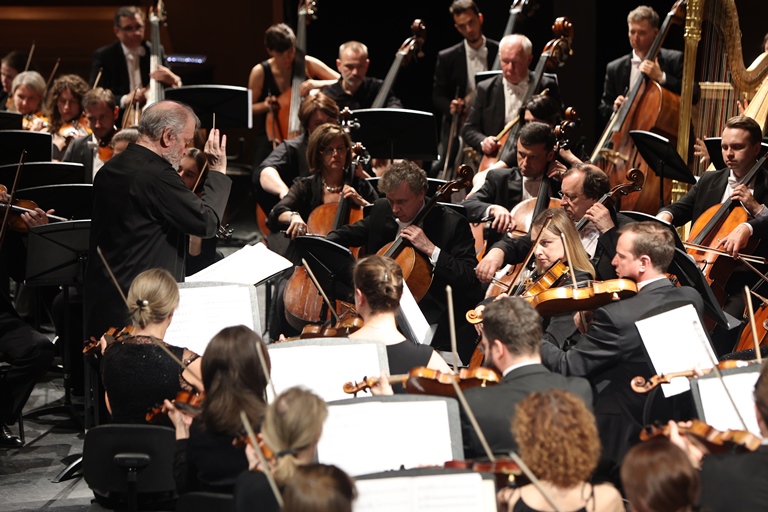 Валерий Гергиев и Симфонический оркестр Мариинского театра. Фото предоставлено пресс-службой Мариинского театра. Автор: Александр Шапунов. Правообладатель: Мариинский театр. 
