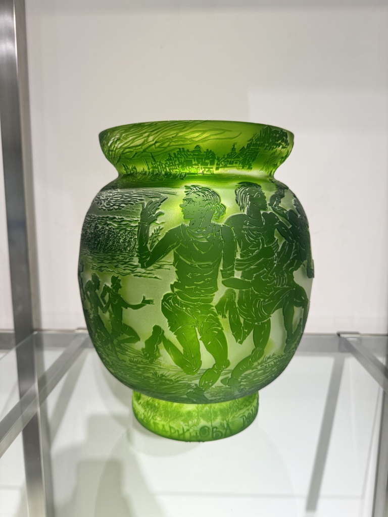 Его вазы, бутыли, чаши и кубки не просто формы, а образы.