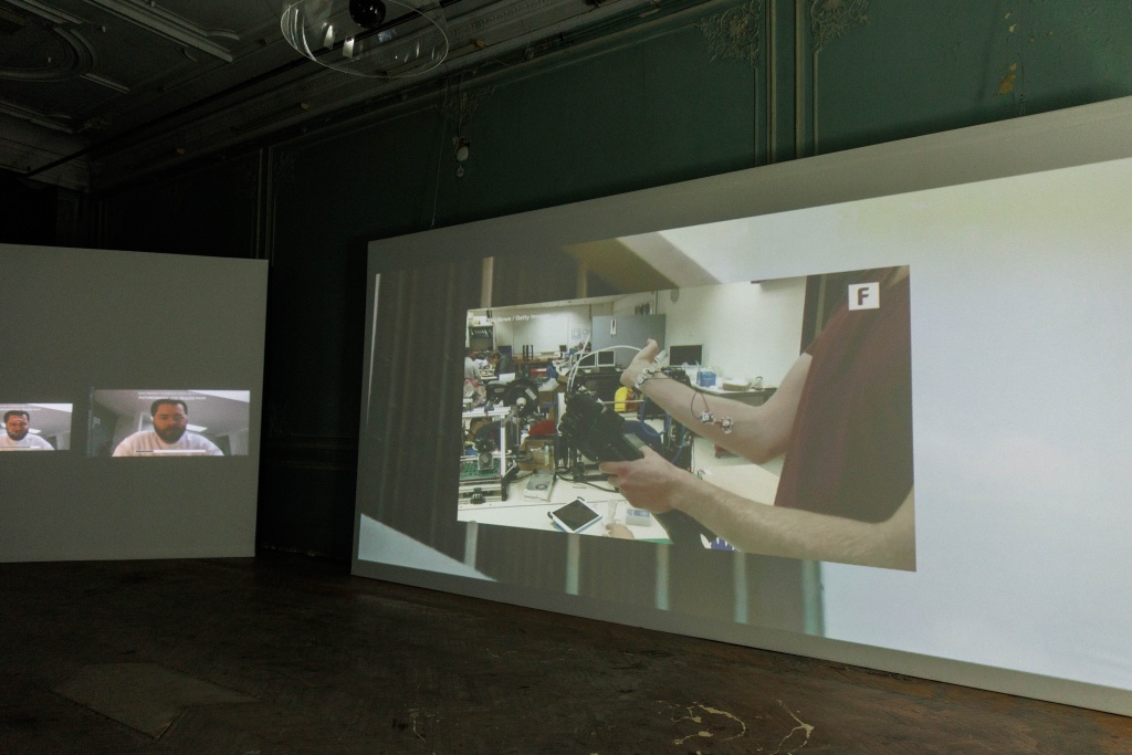 Проект Futureisnown, Антон Бунденко. Экспозиция выставки «Я всегда знал, что мы встретимся», 2023 г. Куратор — Алексей Масляев Правообладатель: пресс-служба фонда поддержки искусства «Третье место».