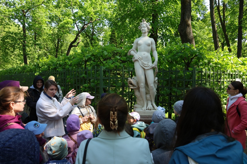 На специальных детских экскурсиях-прогулках сможете погрузиться в мир сказочных героев растительного и животного мира, узнаете волшебные истории о знаках и символах, скрытых в скульптурах.