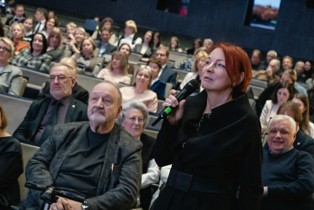 Правообладатель: Ирина Иванова / Институт культурных программ.