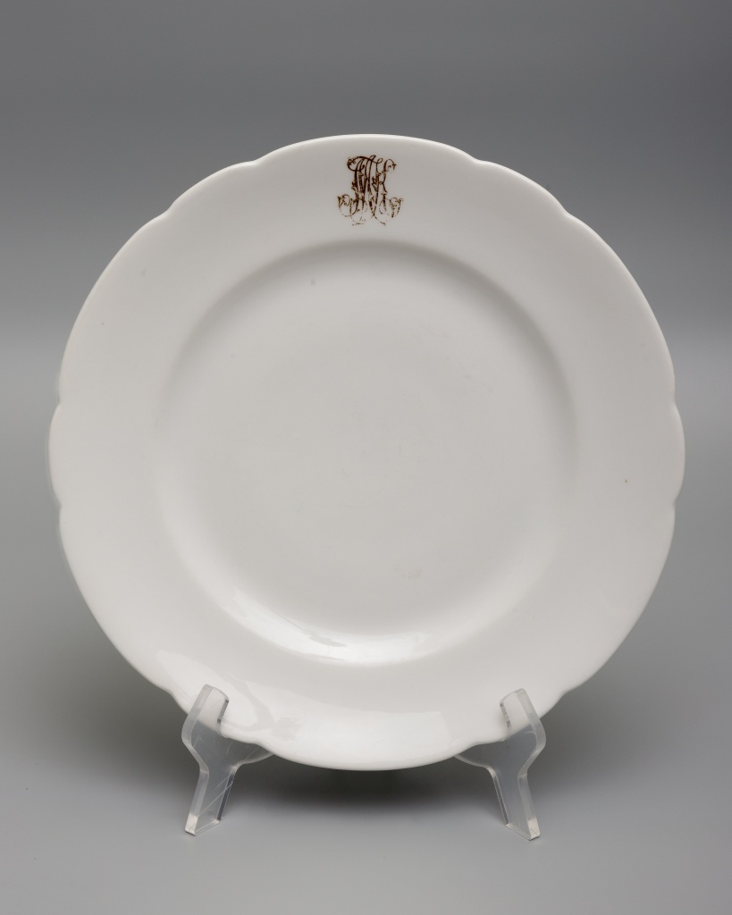 Тарелка с монограммой Матильды Кшесинской. 