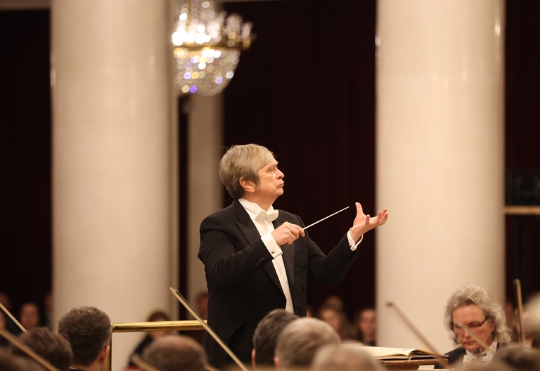 Николай Алексеев, главный дирижёр Санкт-Петербургской филармонии имени Д.Д. Шостаковича. Заслуженный коллектив России академический симфонический оркестр Санкт-Петербургской филармонии. Фото предоставлено пресс-службой Санкт-Петербургской филармонии. Автор: Стас Левшин. Источник: disk.yandex.ru/d/tBvwdJUzOQybPg. Правообладатель: Санкт-Петербургская филармония имени Д.Д. Шостаковича.