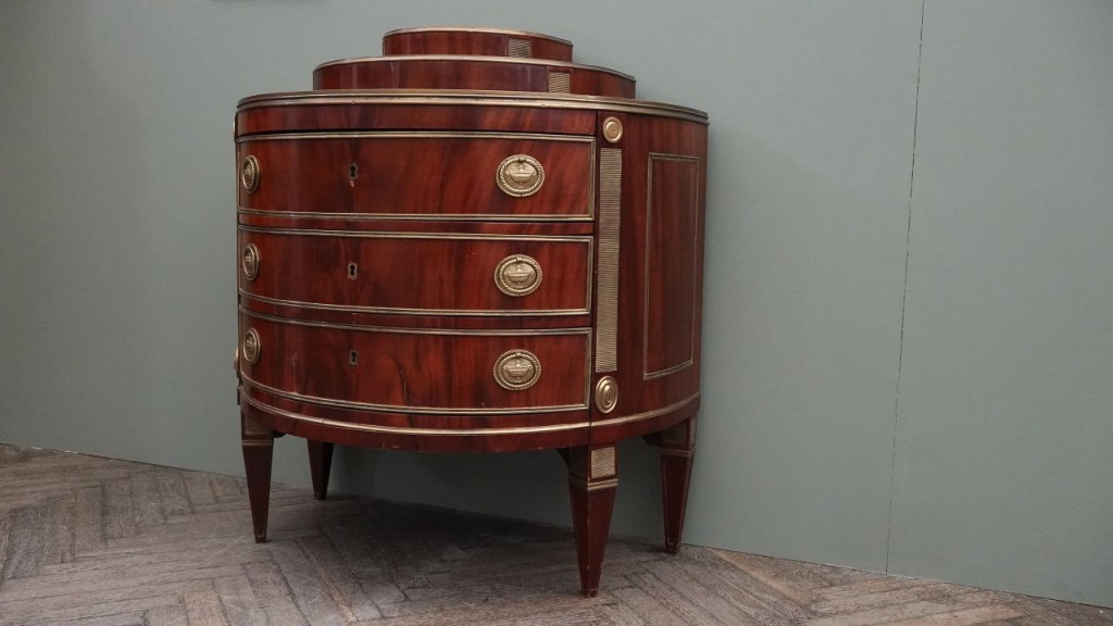 Подобный принцип декорирования мебели с использованием штампованной латуни получил название «русский жакоб» и стал популярен в России в конце XVIII столетия.