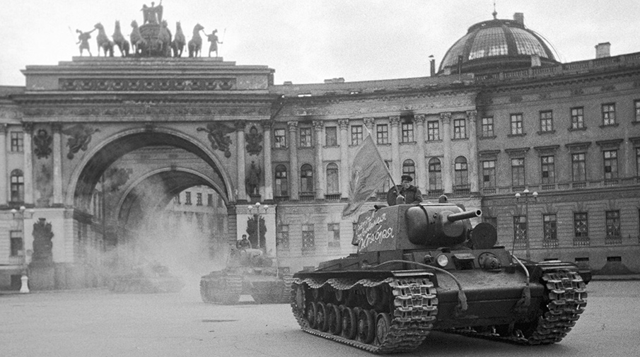 Танки на Дворцовой, 1942 год. Танки на Дворцовой, 1942 год.