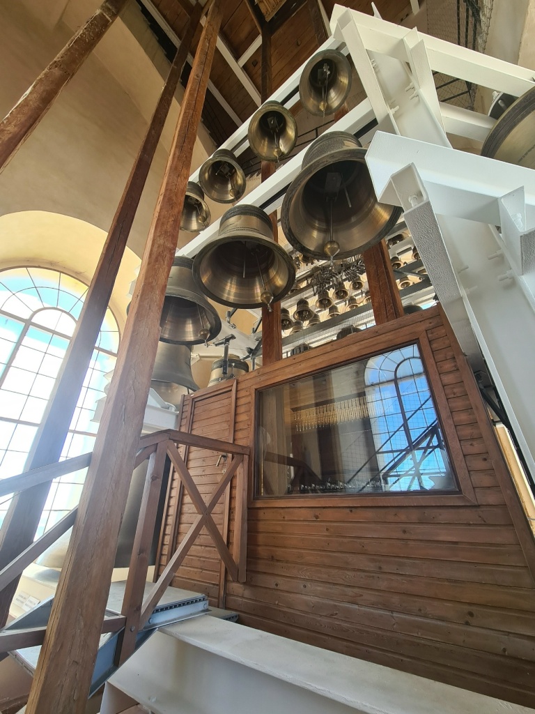 Новый карильон был установлен на историческом месте в июне 2001 года. Новый карильон был установлен на историческом месте в июне 2001 года.