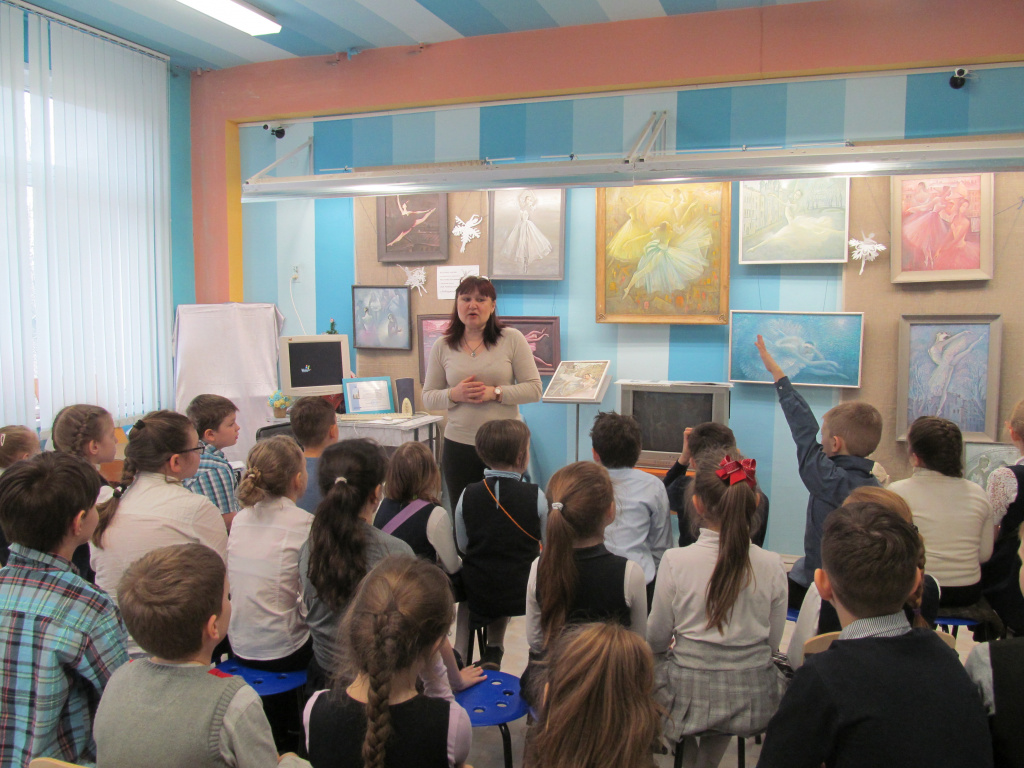 Временная выставка картин Матлюбы Яхьяевой и занятие для начальной школы