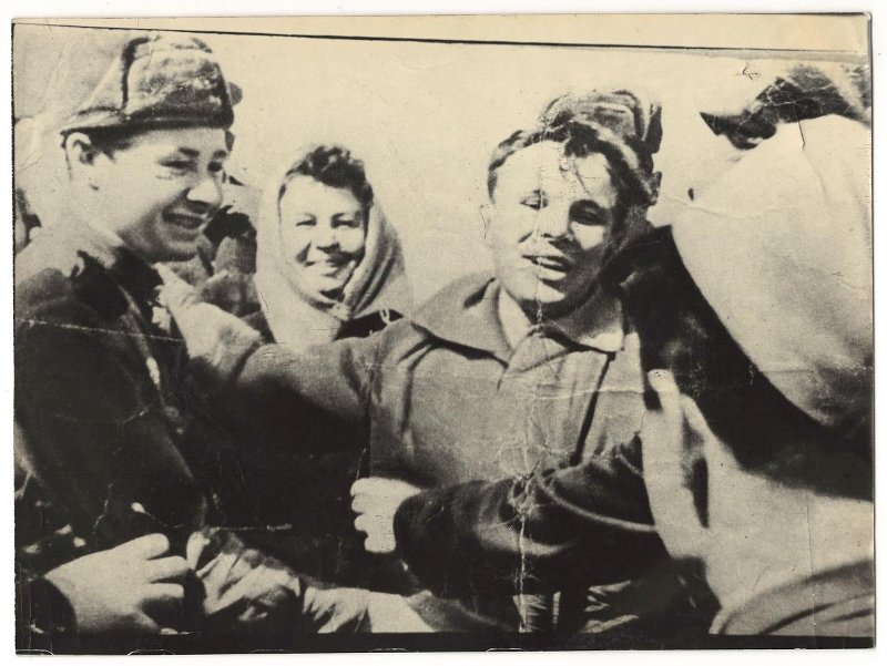 На снимке группа людей встречают Юрия Гагарина после первого полета в космос 12 апреля. Правообладатель: Варненский краеведческий музей имени В.И. Савина.