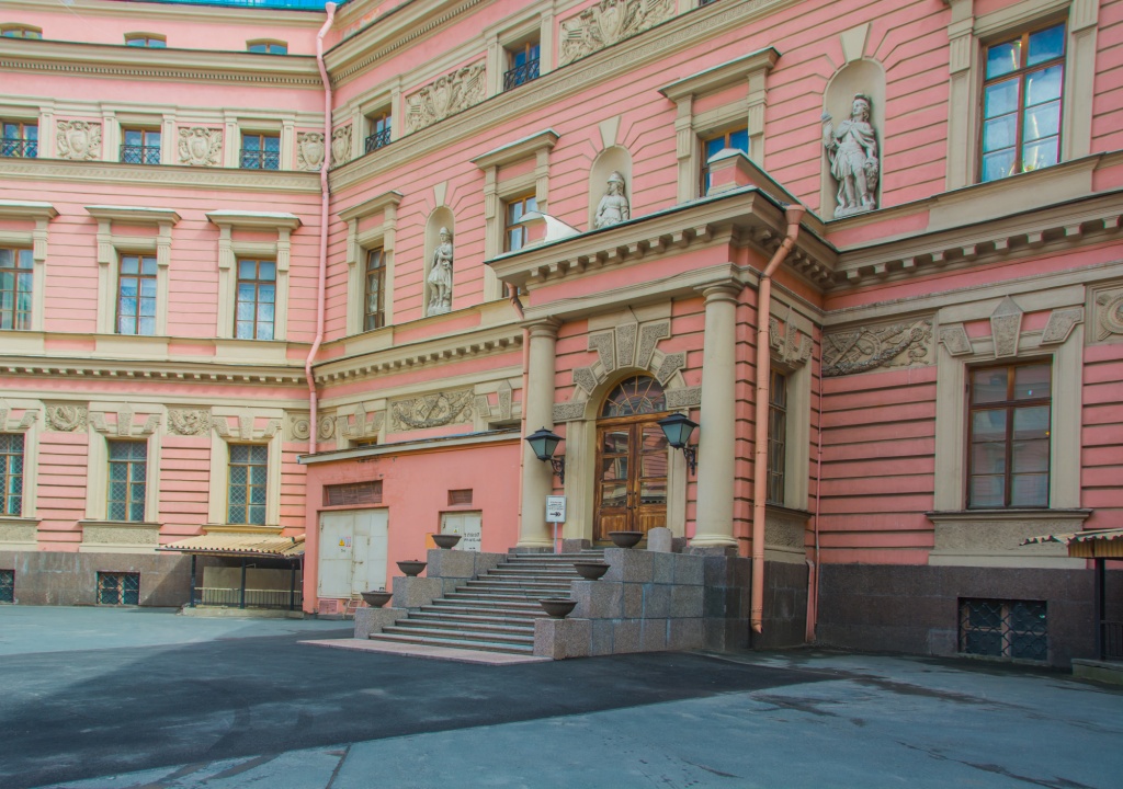 Русский музей дарит юным гостям новогодние чудеса в исторических интерьерах