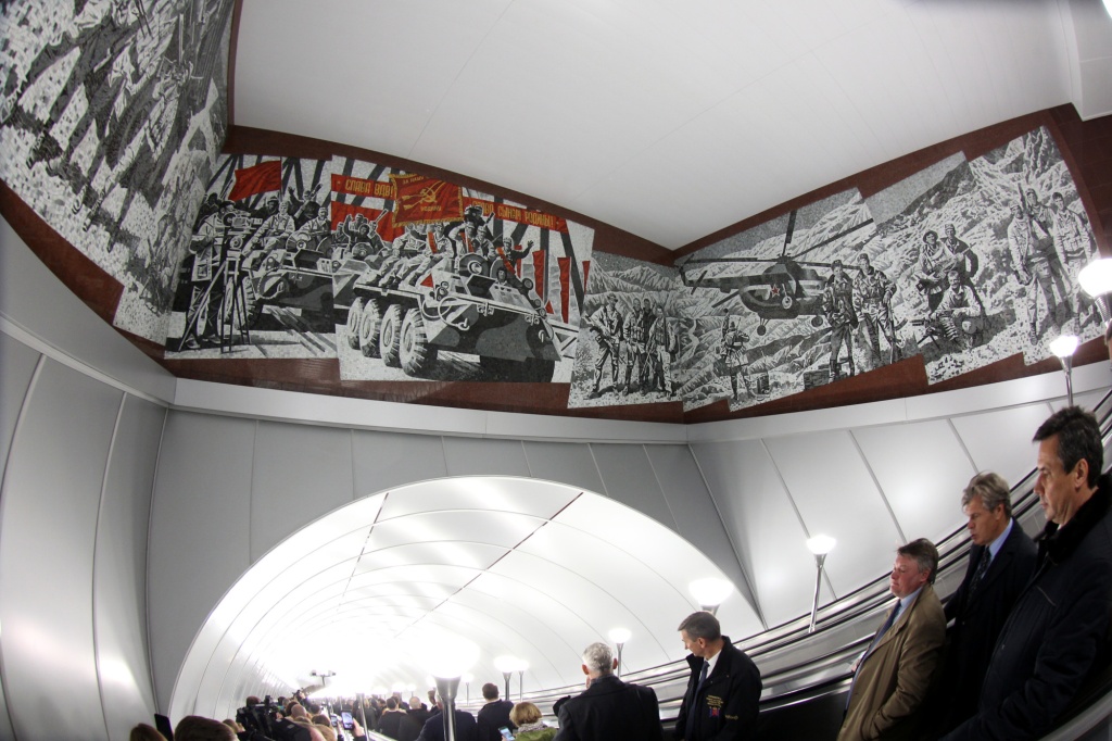 Панно в метро. Правообладатель: «Петербургский метрополитен», vk.com/piter_metro1955. Правообладатель: (V) «Петербургский метрополитен» (V), vk.com/piter_metro1955.
