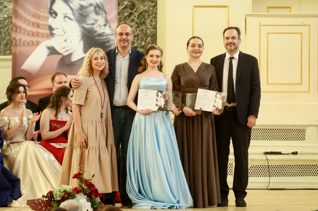 Лауреаты второй премии и члены жюри конкурса.