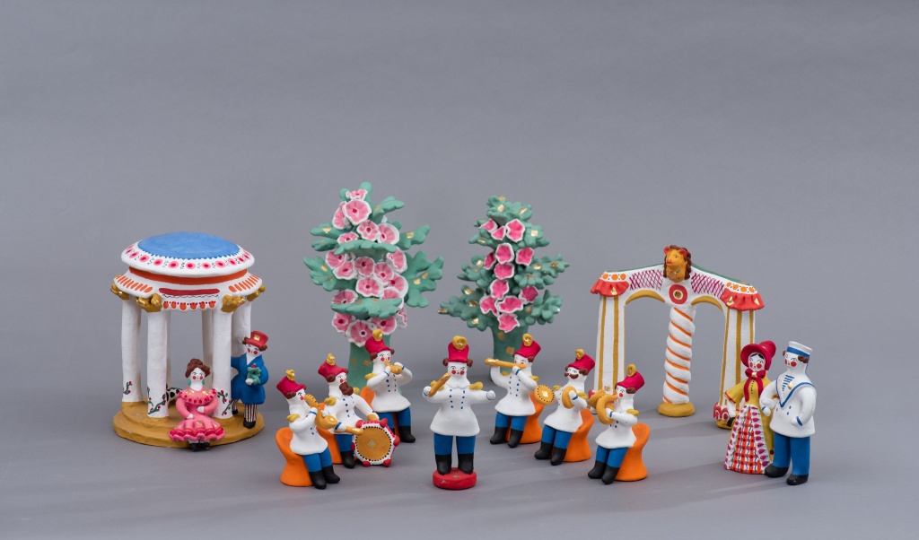 Пенкина Р.Э. Духовной оркестр из композиции «Гулянье в Александровском саду». 1987, Киров, Дымковская игрушка.