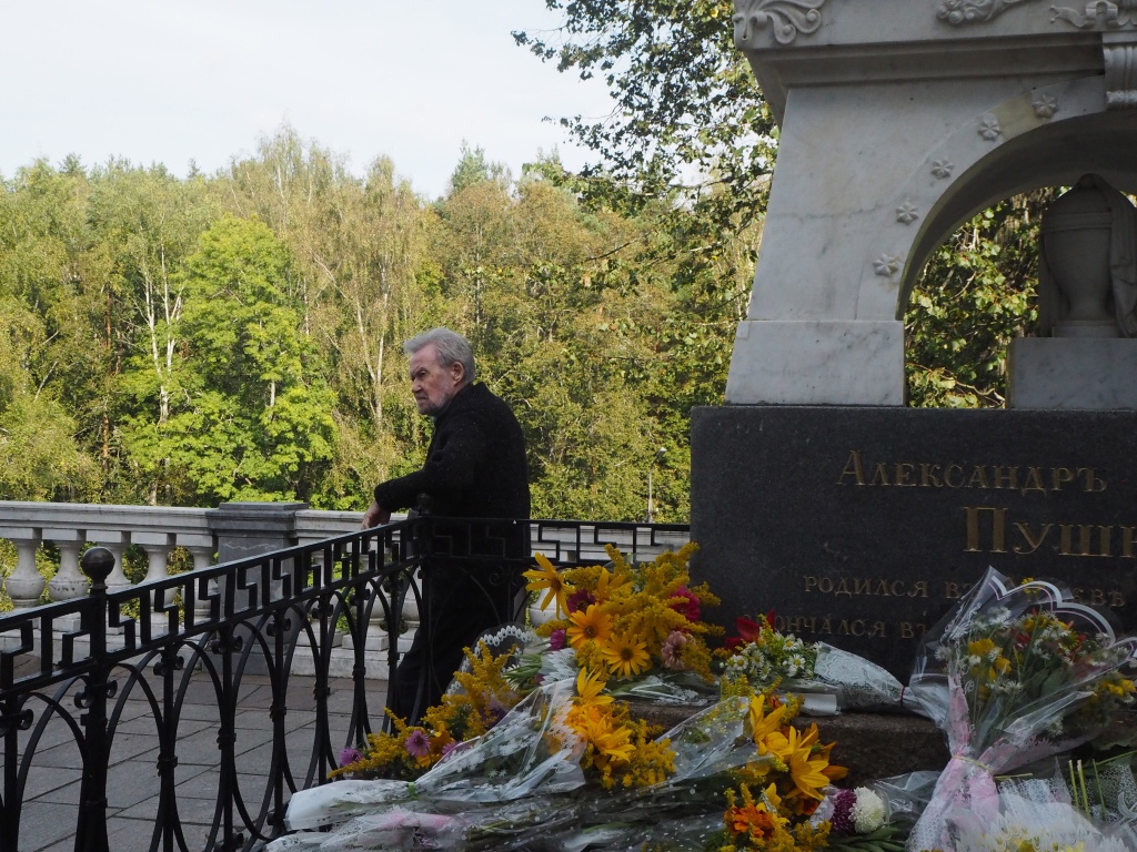 Рецептер на могиле Пушкина.JPG