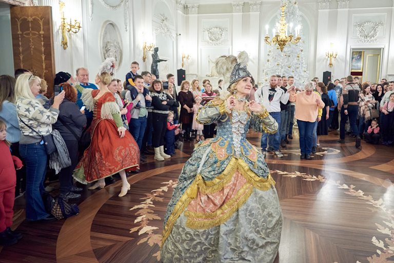Фестиваль «Новогодняя кутерьма» в Гатчине. Фото предоставлено пресс-службой Музея-заповедника «Гатчина». Автор: Сергей Ритте. Правообладатель: Музей-заповедник «Гатчина». Фестиваль «Новогодняя кутерьма» в Гатчине. Фото предоставлено пресс-службой Музея-заповедника «Гатчина». Автор: Сергей Ритте. Правообладатель: Музей-заповедник «Гатчина».