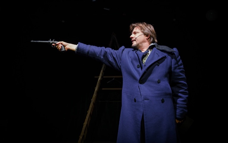 Новосибирский театр «Красный факел», Моноспектакль «Спасти камер-юнкера Пушкина». Источник: vk.com/redtorch. Автор: Василий Вагин. Правообладатель: vk.com/redtorch. 