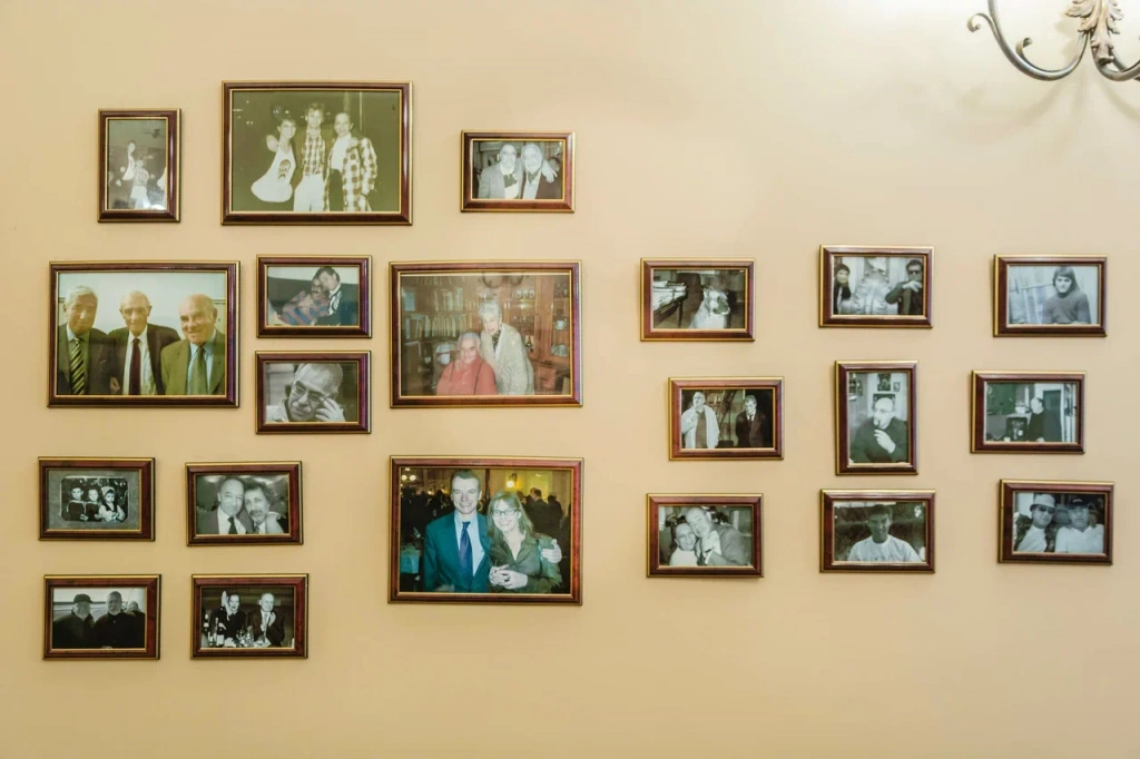 Фотографии на стене кабинета Виктора Новикова. Фото: Ирина Иванова.