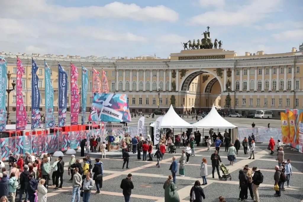 В этом году заглавной темой салона станет Год единства народов России. 