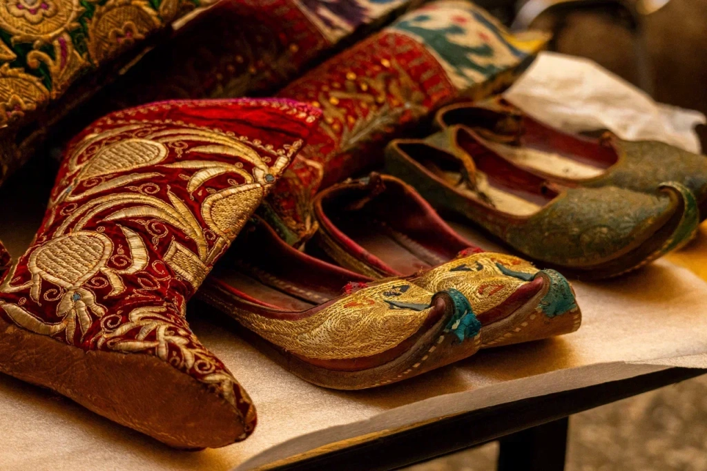 Искусно украшенные золотошвейные вещи как особая ценность широко использовались в качестве даров на самом разном уровне.