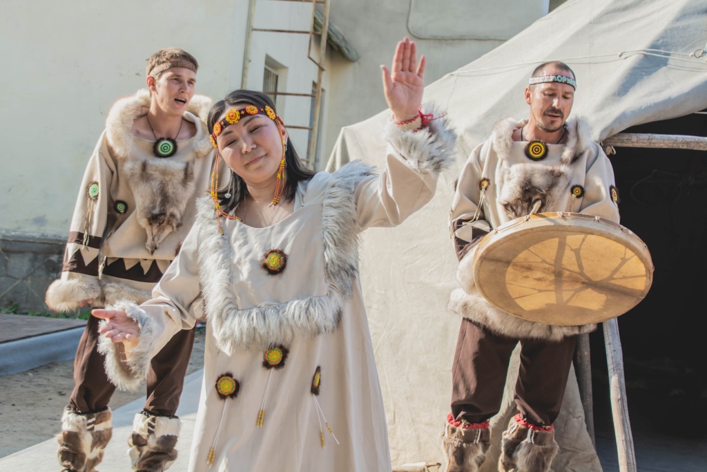 Традиционный Чукотский ансамбль «Кочевник» выступает с национальными танцами. Фото: Ирина Иванова.
