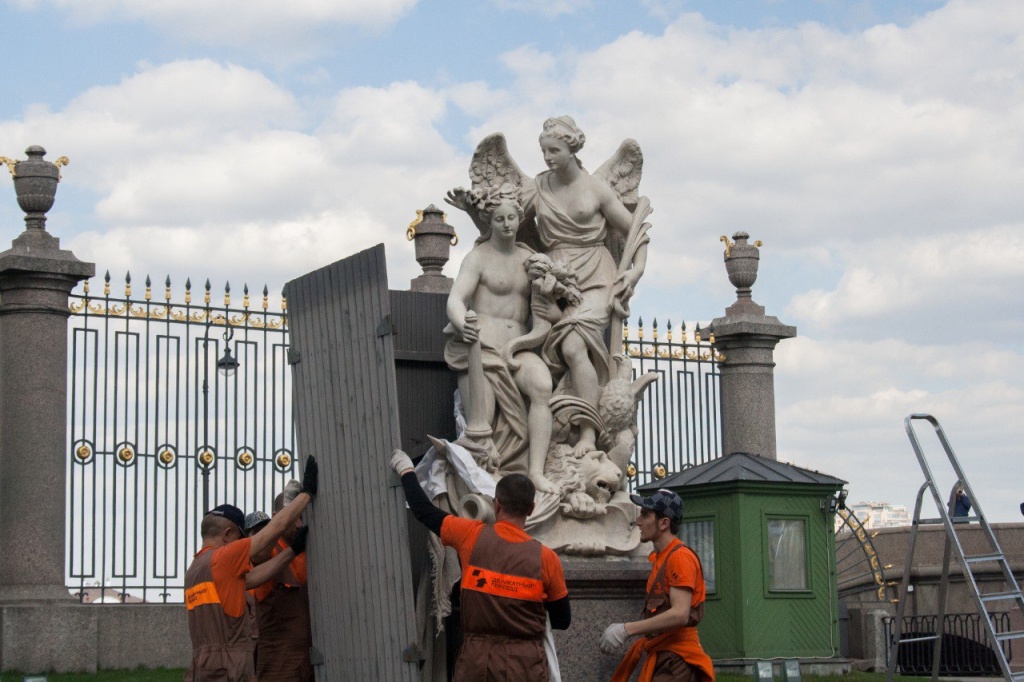 В таких укрытиях статуи пережили всю блокаду, что помогло сохранить уникальную мраморную скульптуру Летнего сада во время войны. 