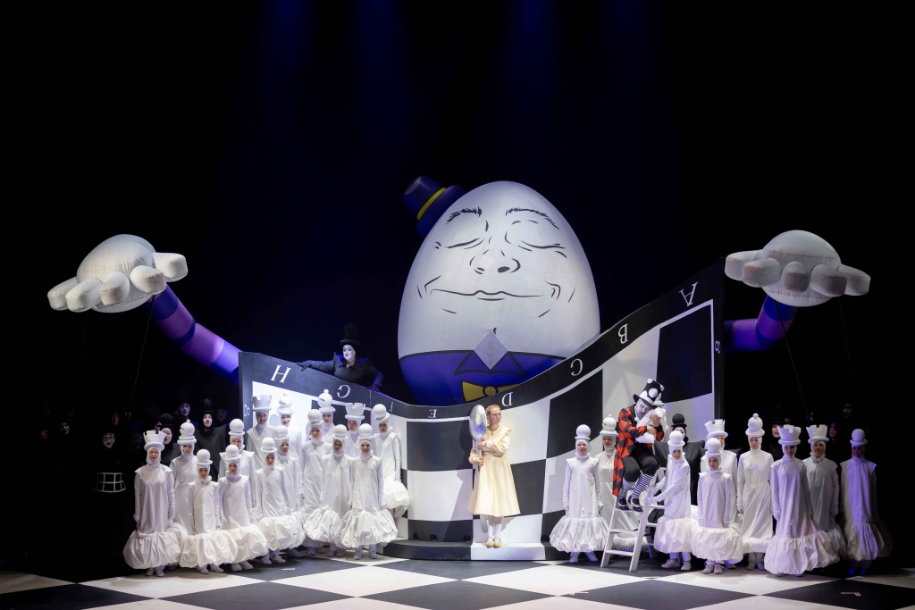 «Алиса в Зазеркалье» в постановке «Урал Опера Балет».