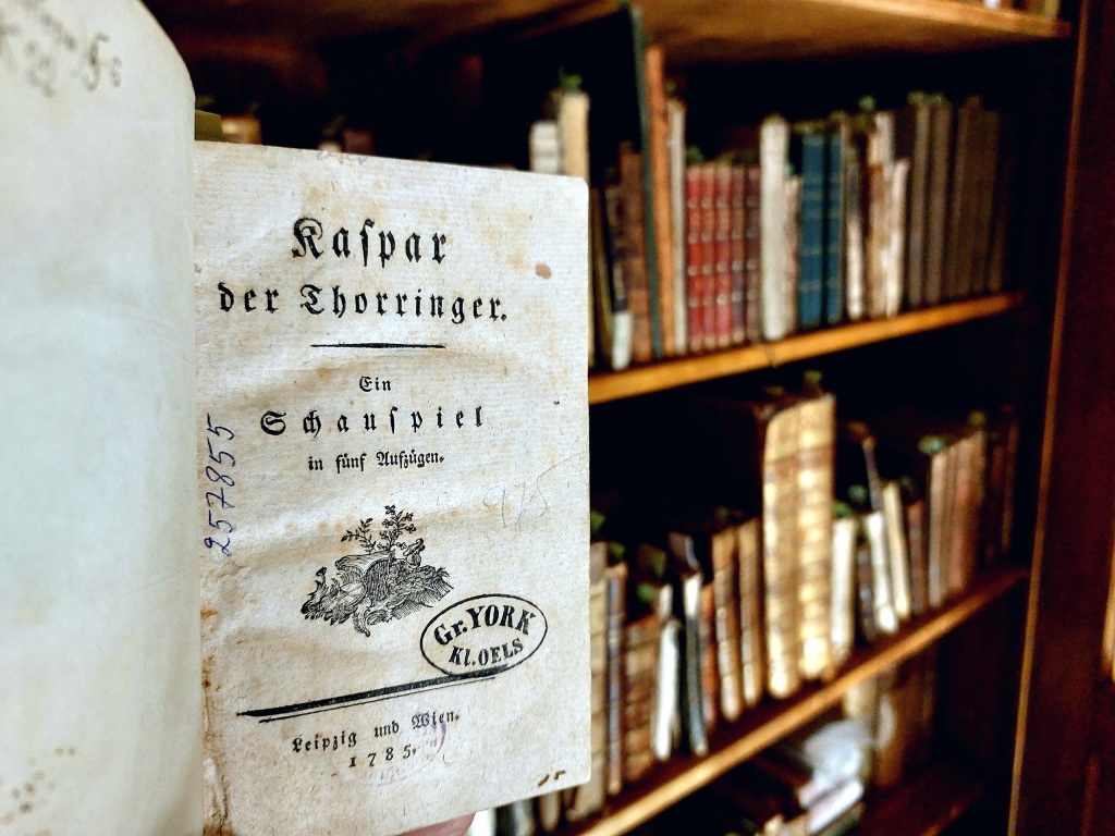 Собрание книг графов Йорк фон Вартенбург, уцелевшая часть которого хранится в библиотеке имени В. В. Маяковского. Правообладатель: ЦГПБ имени В.В. Маяковского, vk.com/pl_ino.