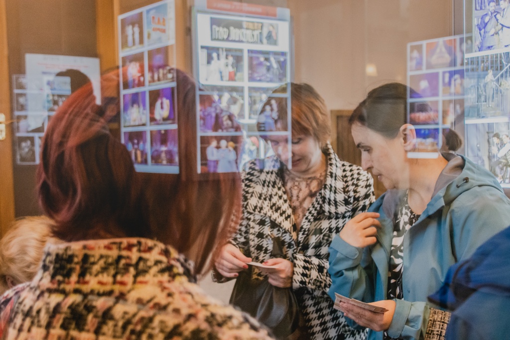 Участники «Многомерность Культуры» получают билеты на мюзикл «Бал воров». Фото: Ирина Иванова.