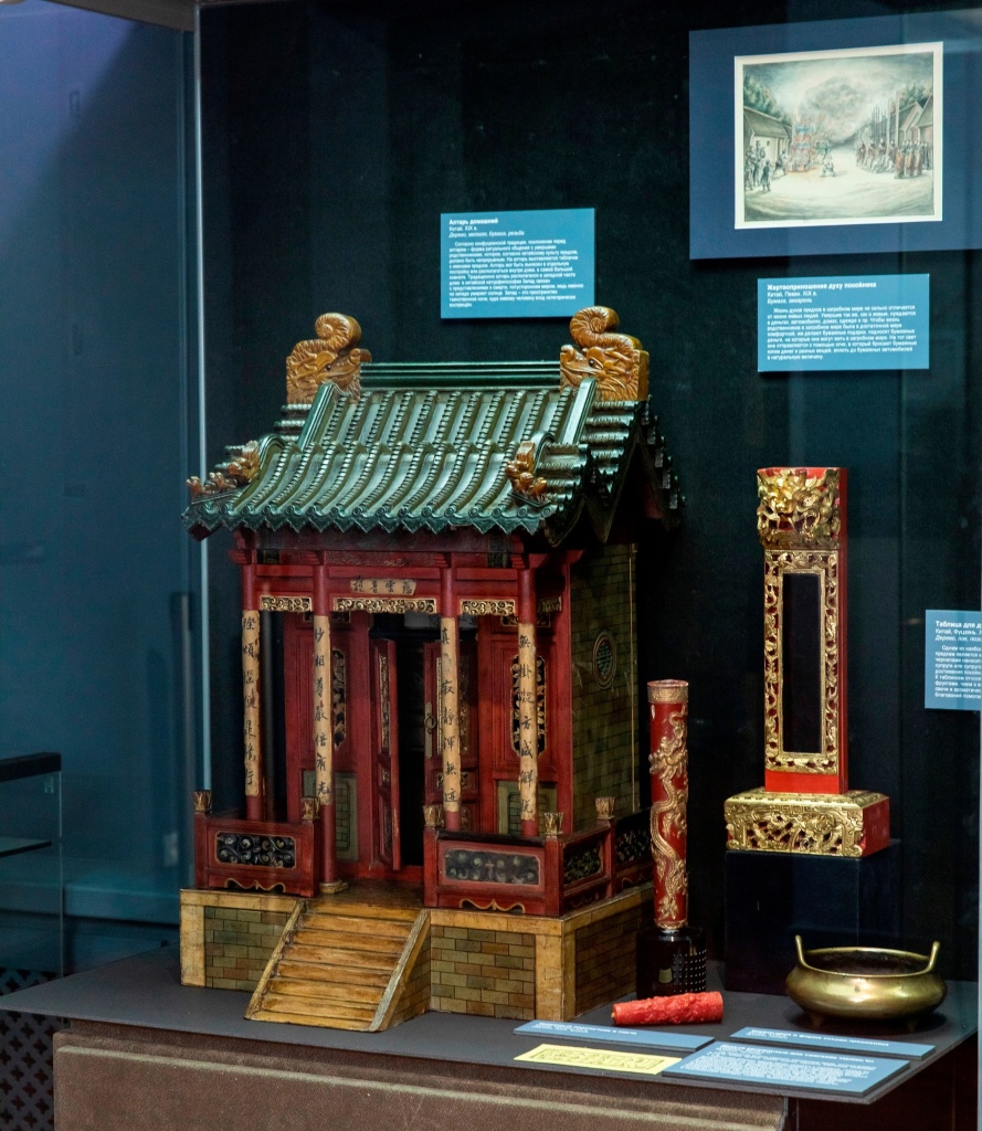 На выставке представлены предметы декоративно-прикладного искусства, акварели и ксилографии, предметы для ритуального сожжения.