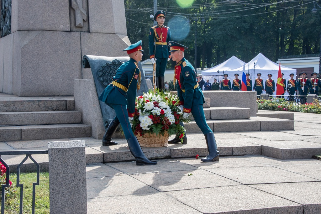 Возложение цветов к подножию Александра Невского. Фото: Ирина Иванова.