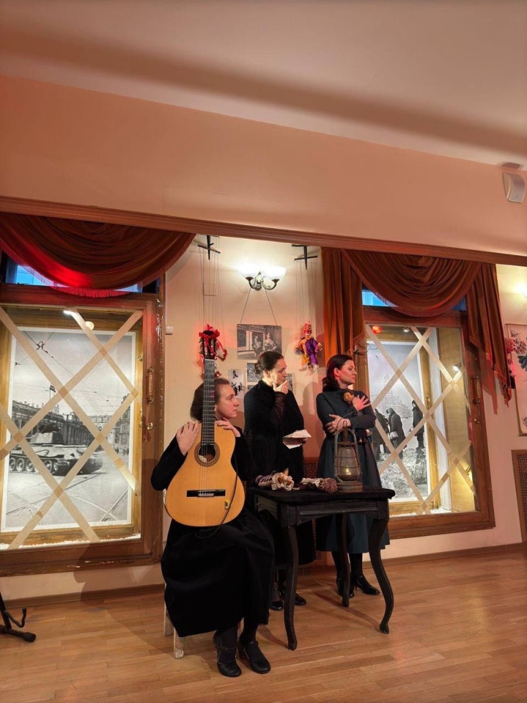 Будут показаны сцены жизни театра в дни блокады в постановке Эдуарда Гайдая и прозвучат стихи о блокаде в исполнении артистов. 