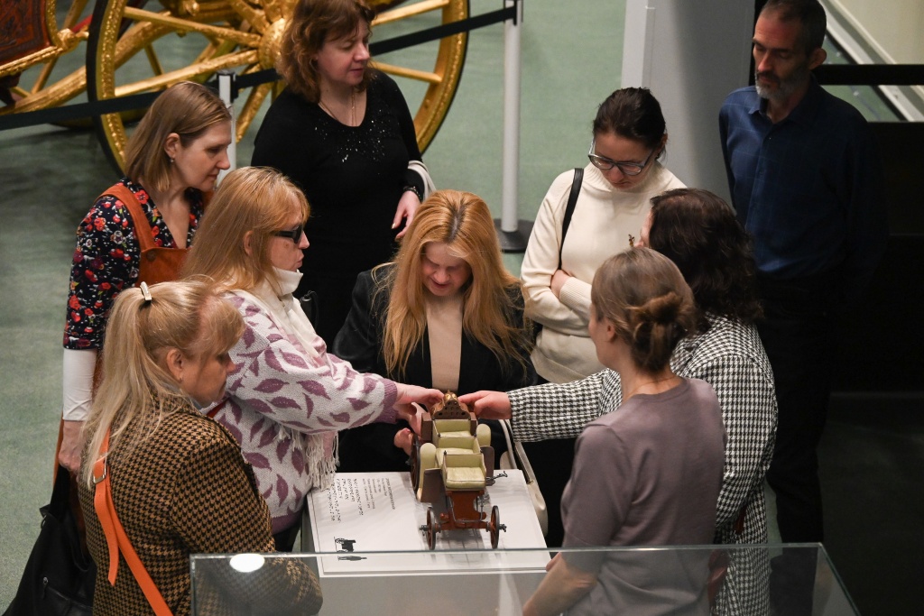 Участники фестиваля «Искусство в ощущениях. Экипажи» с разной сохранностью зрения вместе изучают тактильный экспонат. Правообладатель: Алексей Бронников / Государственный Эрмитаж. Ия Ростомашвили и остальные участники фестиваля «Искусство в ощущениях. Экипажи» вместе изучают тактильный экспонат. Правообладатель: Алексей Бронников / Государственный Эрмитаж.