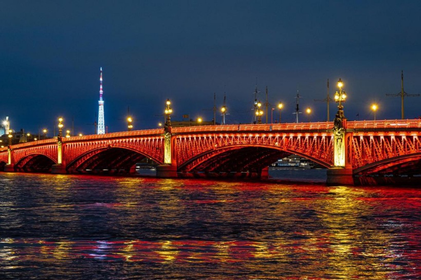 Троицкий мост предстал в цветах флага Вьетнама. Фото: www.gov.spb.ru.